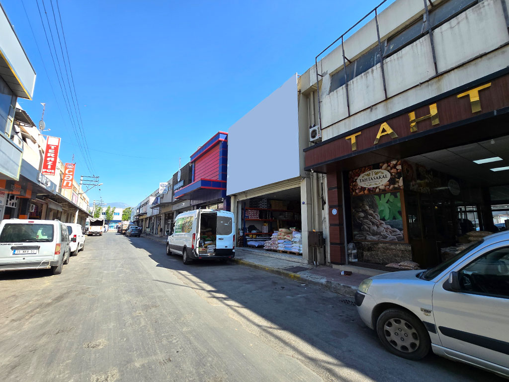 İzmir Gıda Çarşısında Bankalar Bölgesinde 300 m2 Kiralık Dükkan